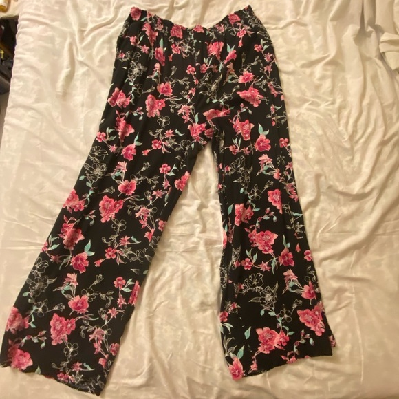Forever 21 Plus Floral Flare Leg Lightweight Bottoms - Picture 2 of 4